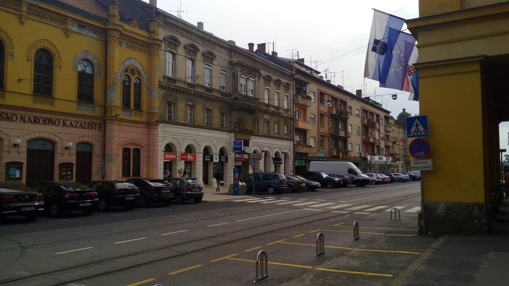 Apartment Downtown Osijek Exteriör bild